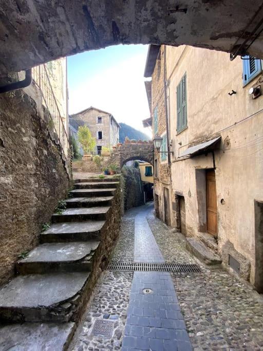 Iconic Italian Townhouse W Rooftop Terrace & Mountain View, Pigna Dış mekan fotoğraf