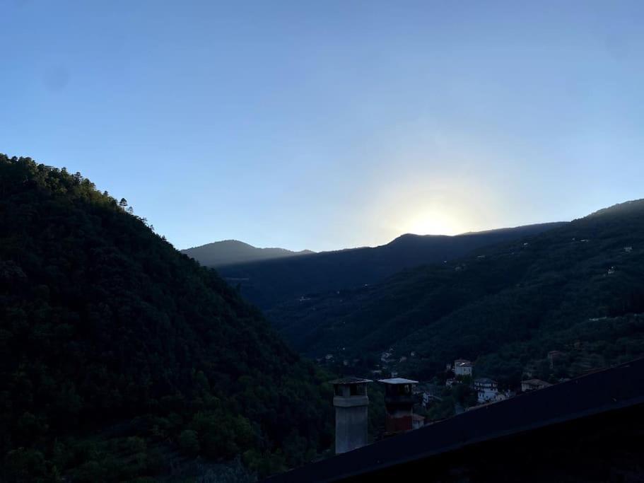 Iconic Italian Townhouse W Rooftop Terrace & Mountain View, Pigna Dış mekan fotoğraf