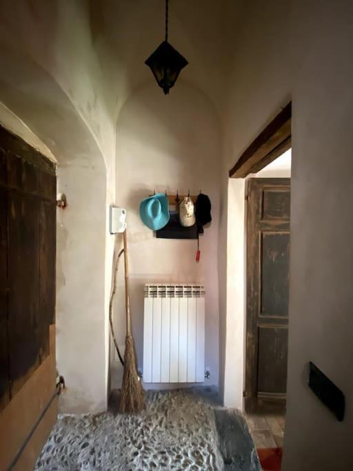 Iconic Italian Townhouse W Rooftop Terrace & Mountain View, Pigna Dış mekan fotoğraf