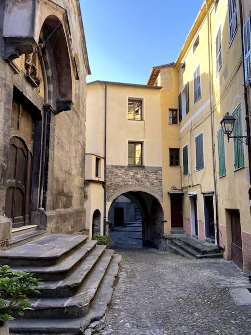 Iconic Italian Townhouse W Rooftop Terrace & Mountain View, Pigna Dış mekan fotoğraf