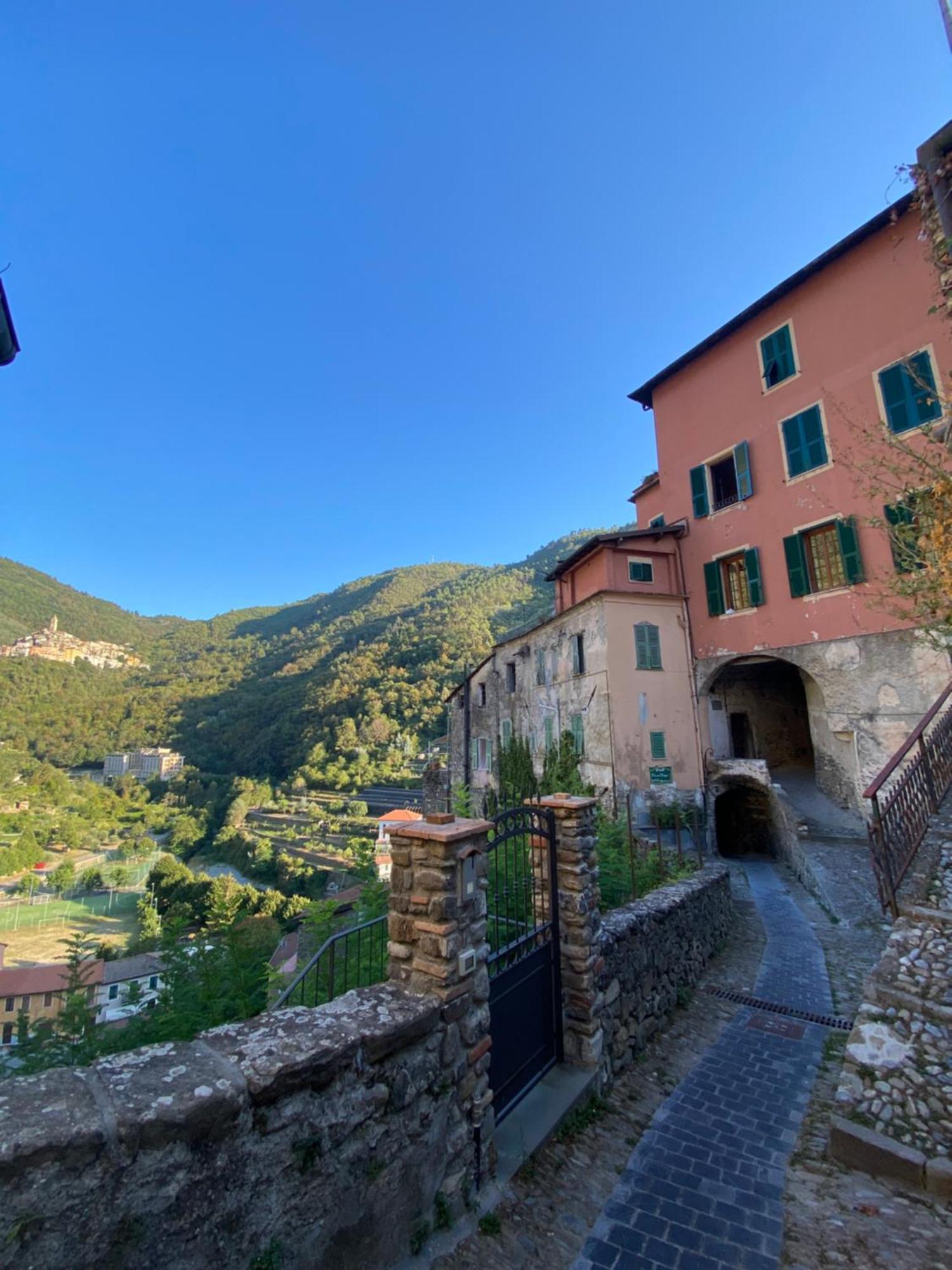 Iconic Italian Townhouse W Rooftop Terrace & Mountain View, Pigna Dış mekan fotoğraf