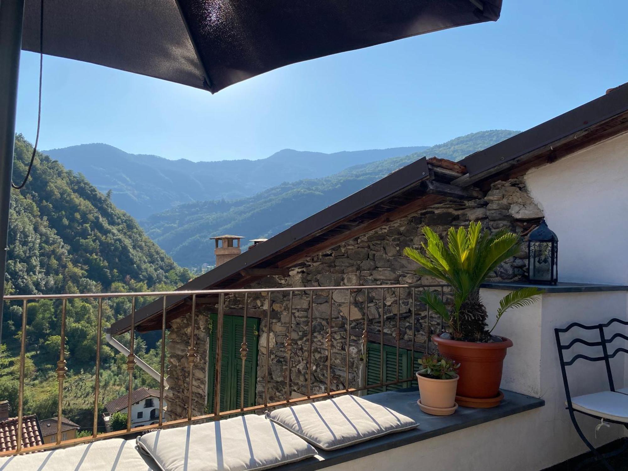 Iconic Italian Townhouse W Rooftop Terrace & Mountain View, Pigna Dış mekan fotoğraf
