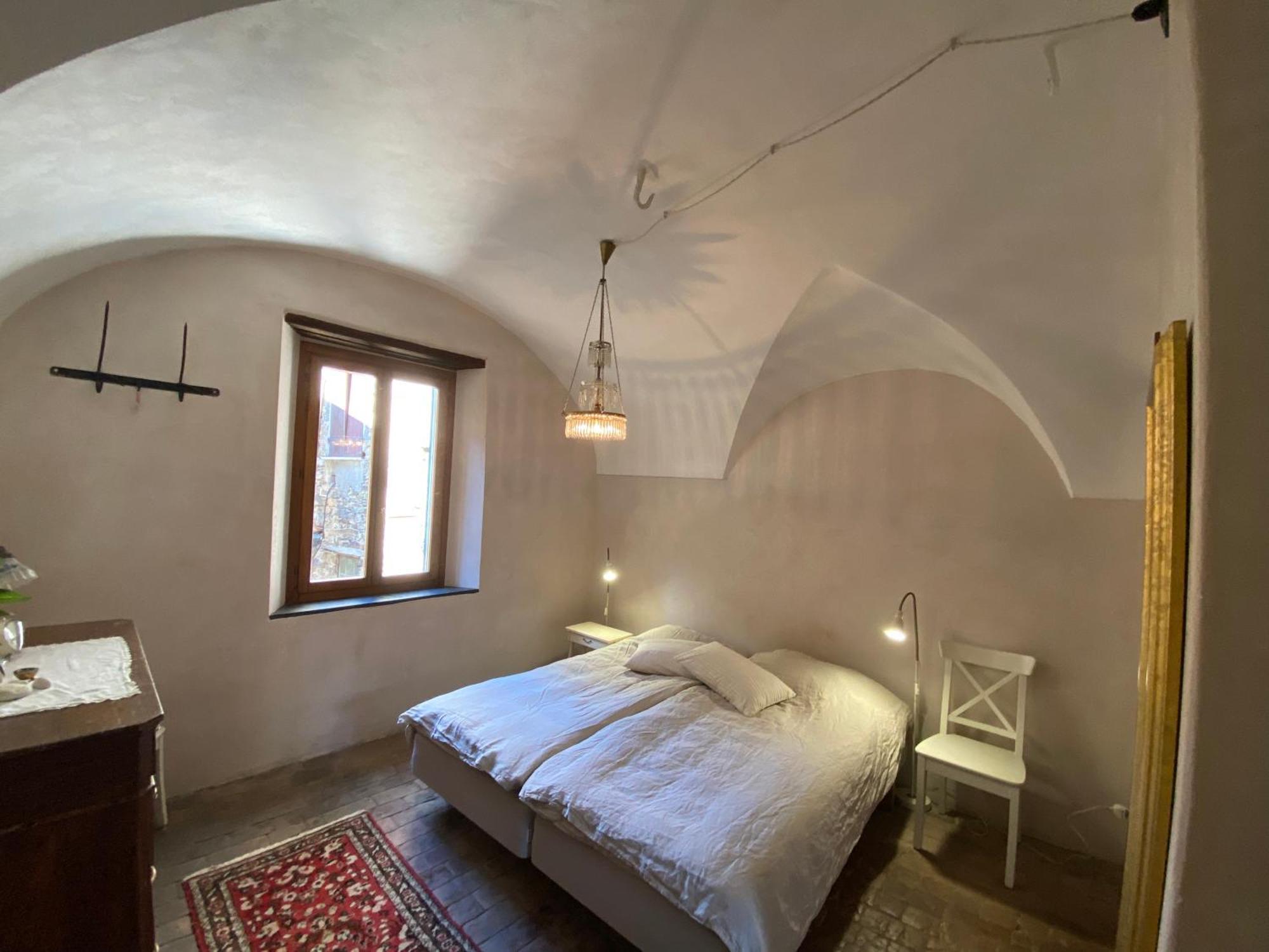 Iconic Italian Townhouse W Rooftop Terrace & Mountain View, Pigna Dış mekan fotoğraf