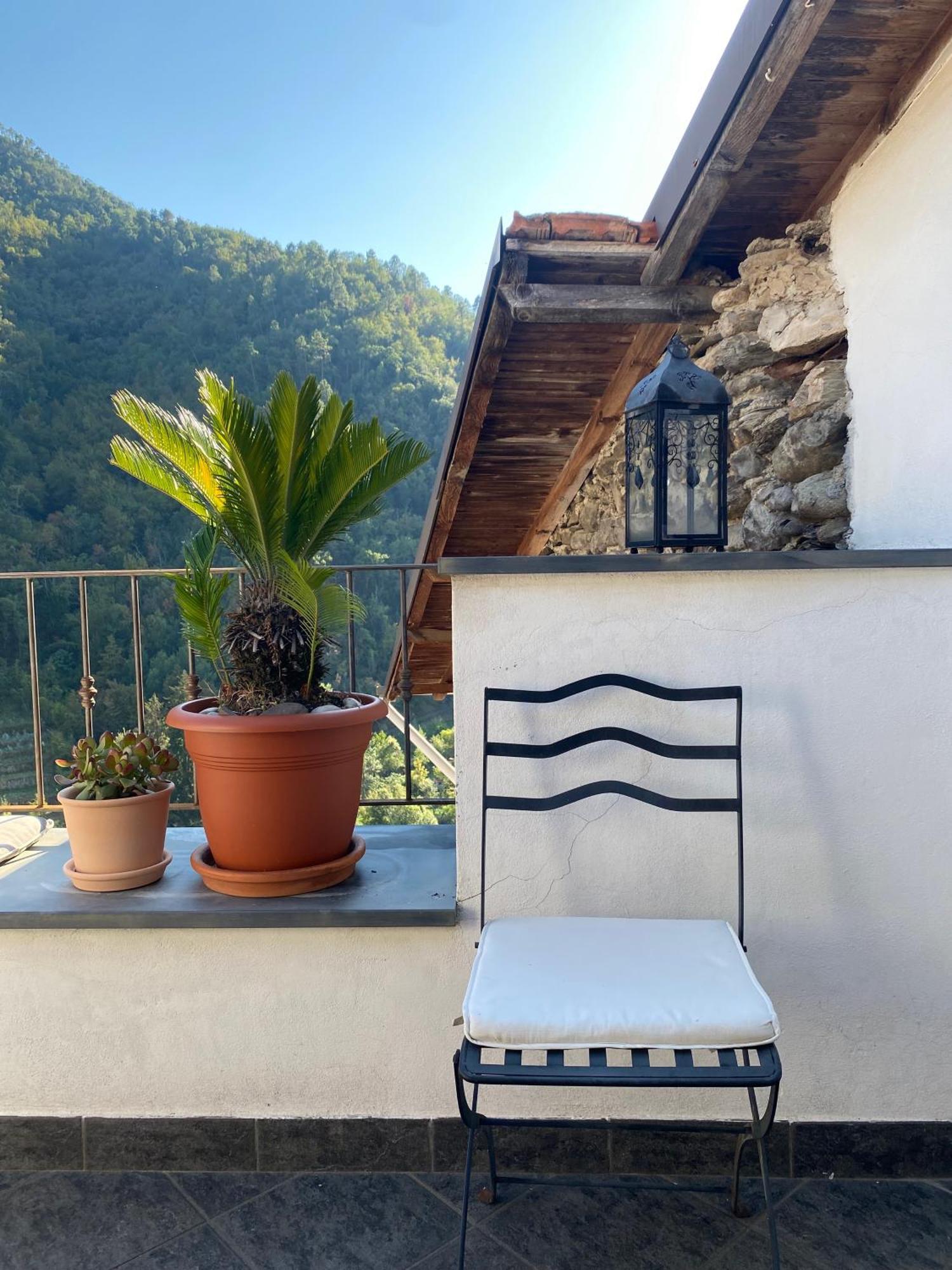 Iconic Italian Townhouse W Rooftop Terrace & Mountain View, Pigna Dış mekan fotoğraf