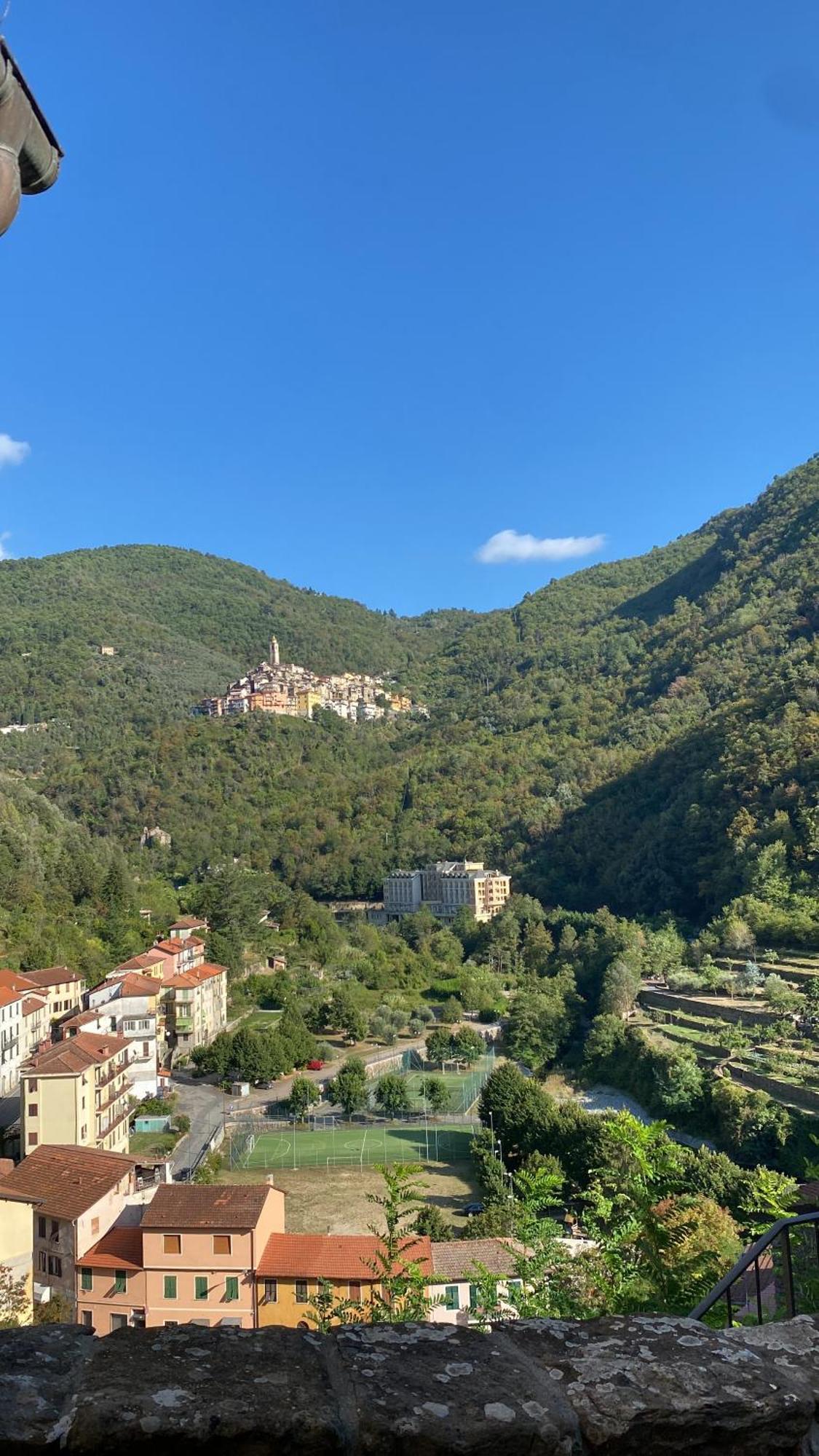 Iconic Italian Townhouse W Rooftop Terrace & Mountain View, Pigna Dış mekan fotoğraf
