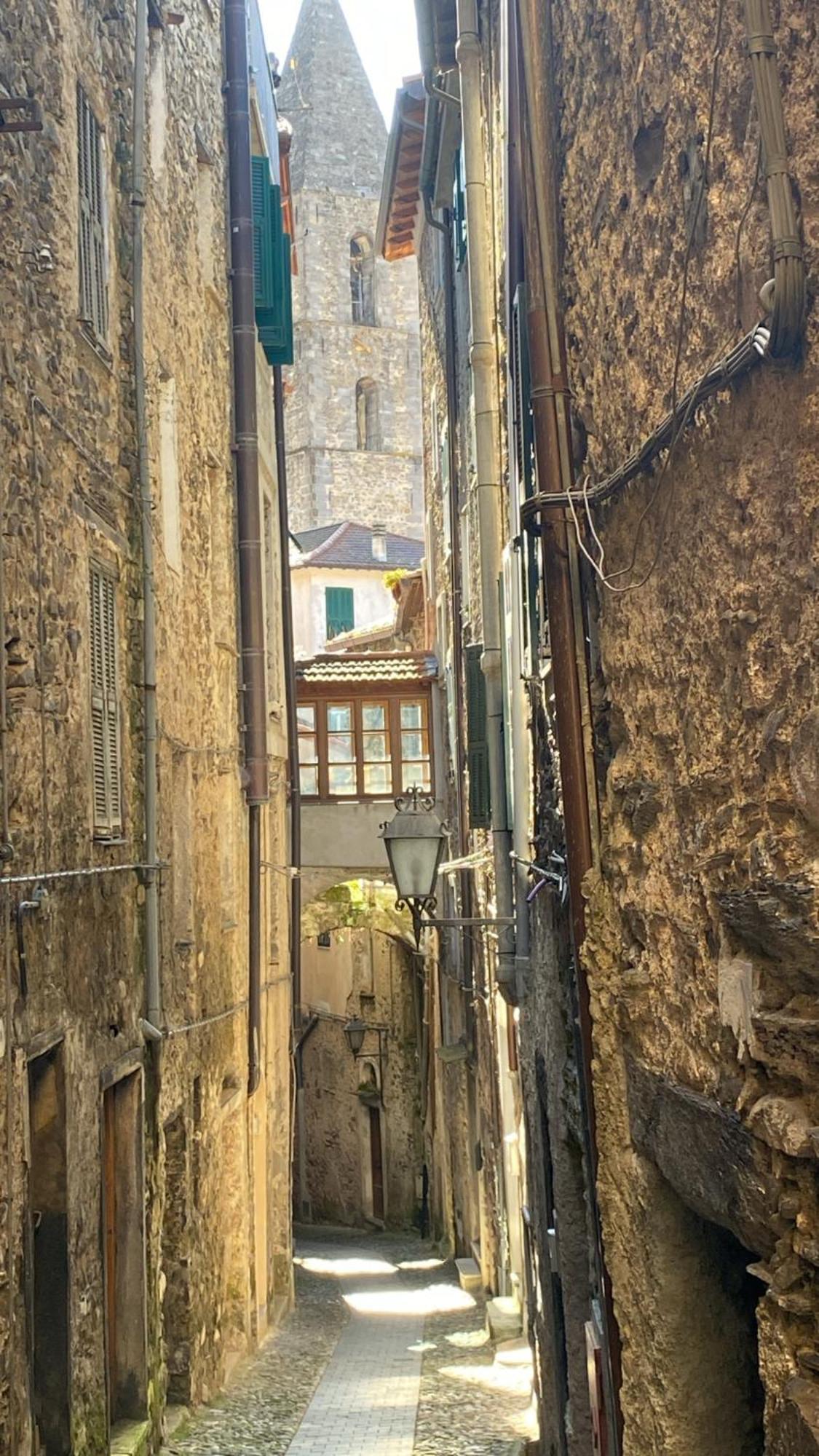 Iconic Italian Townhouse W Rooftop Terrace & Mountain View, Pigna Dış mekan fotoğraf